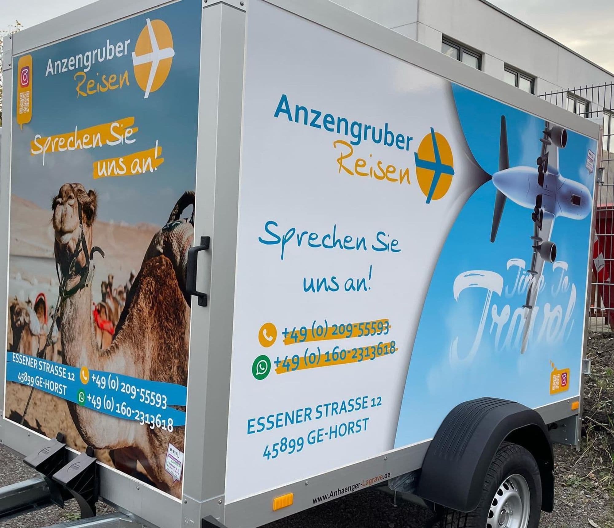 Kofferanhänger mit vollflächiger Beschriftung eines Reisebüros