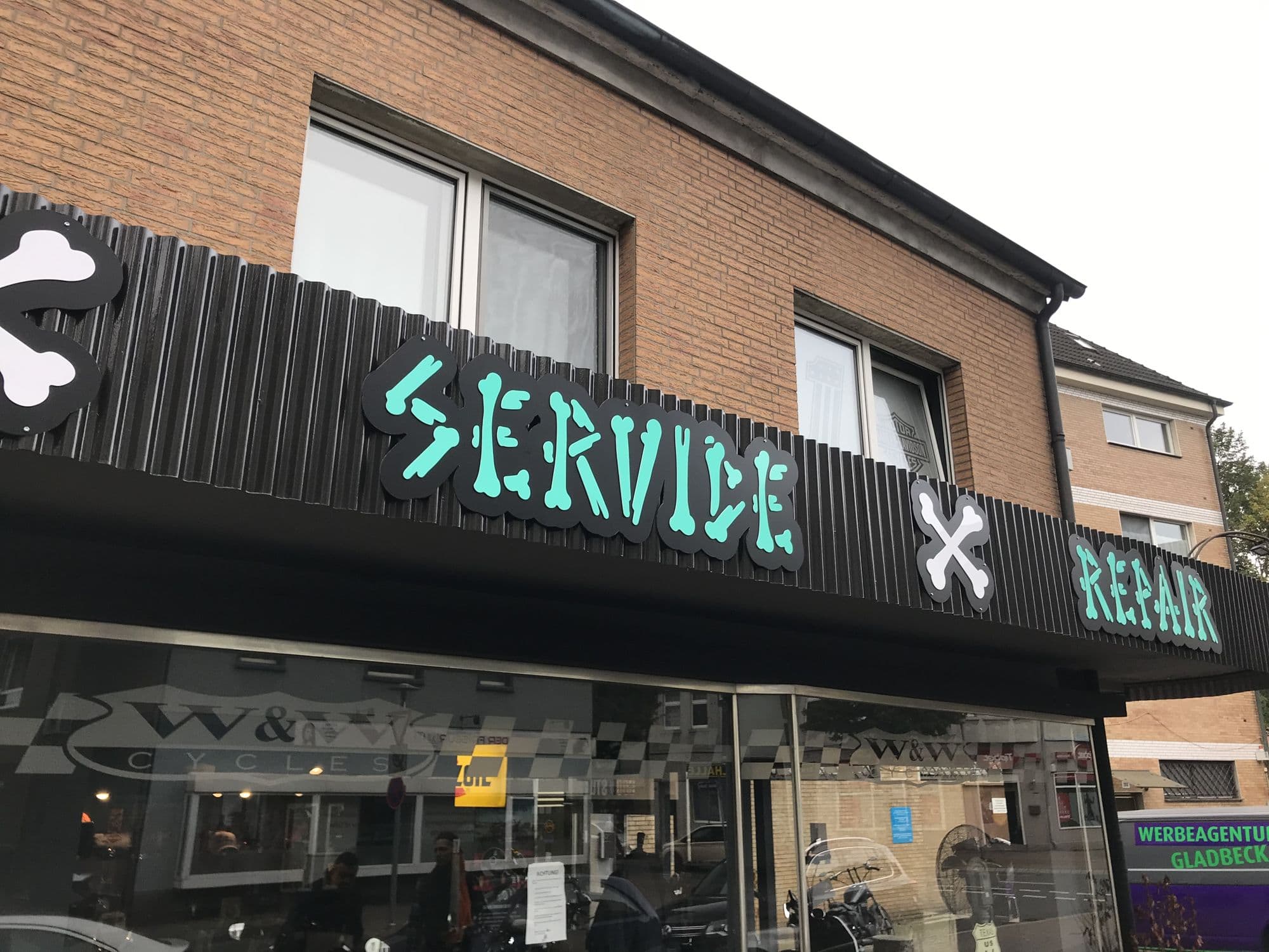 Fassade eines Geschäfts mit großem Schriftzug und beklebtem Schaufenster