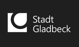Logo der Stadt Gladbeck mit weißem "C"-förmigen Quadrat und Text "Stadt Gladbeck" auf schwarzem Hintergrund.