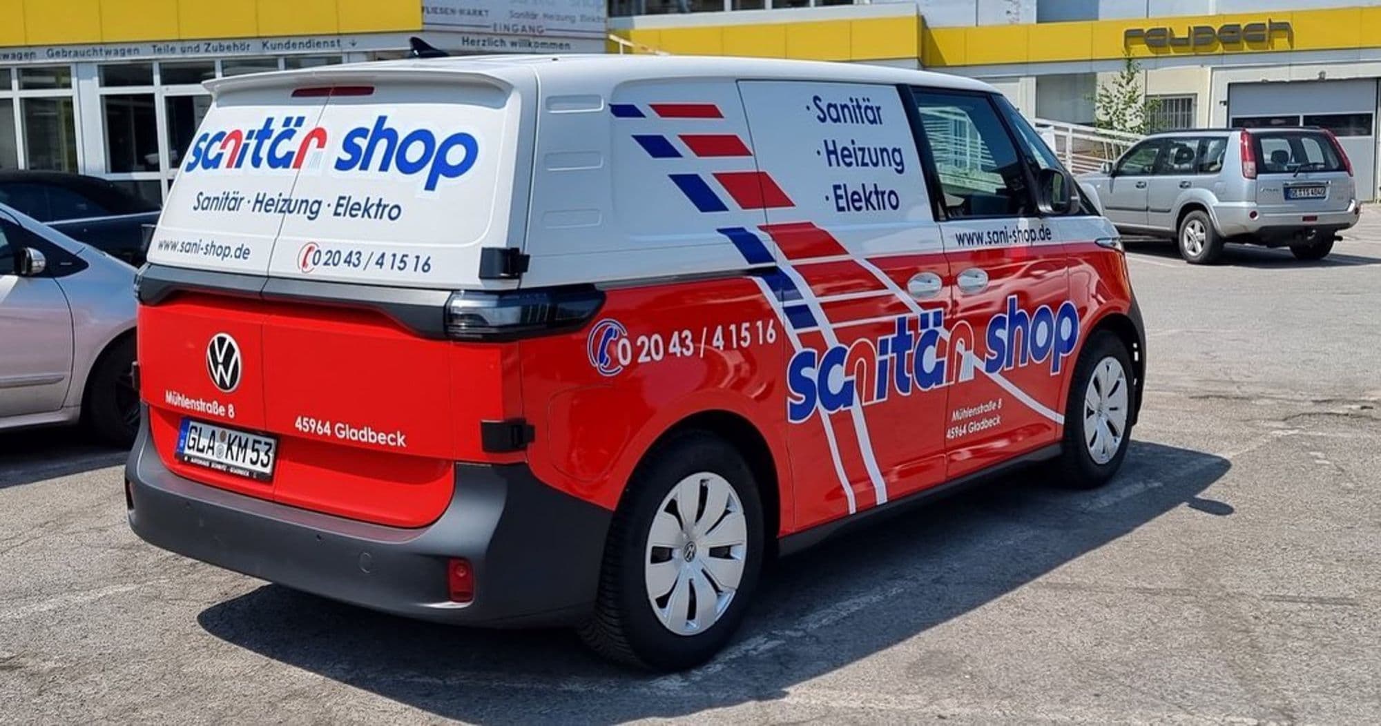 Rot-weißer VW ID. Buzz mit Beschriftung von Sanitär Shop aus Gladbeck