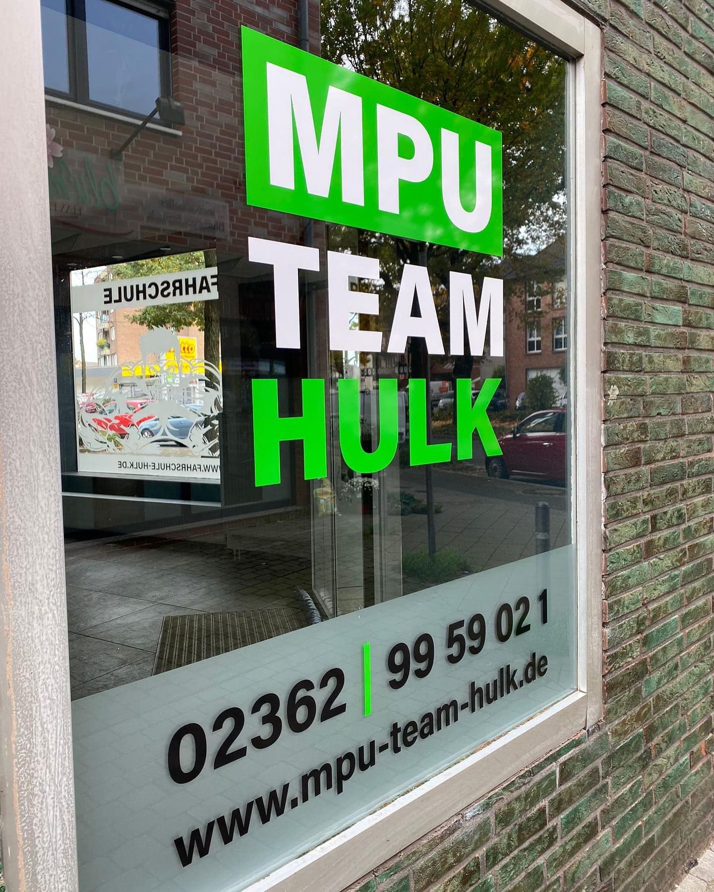 Schaufenster von MPU Team Hulk mit großem Schriftzug, Telefonnummer und Webadresse