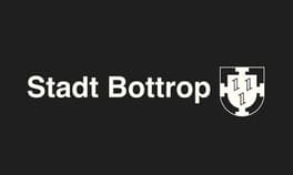 Schwarzer Hintergrund mit weißem Text "Stadt Bottrop" und dem Wappen der Stadt Bottrop.