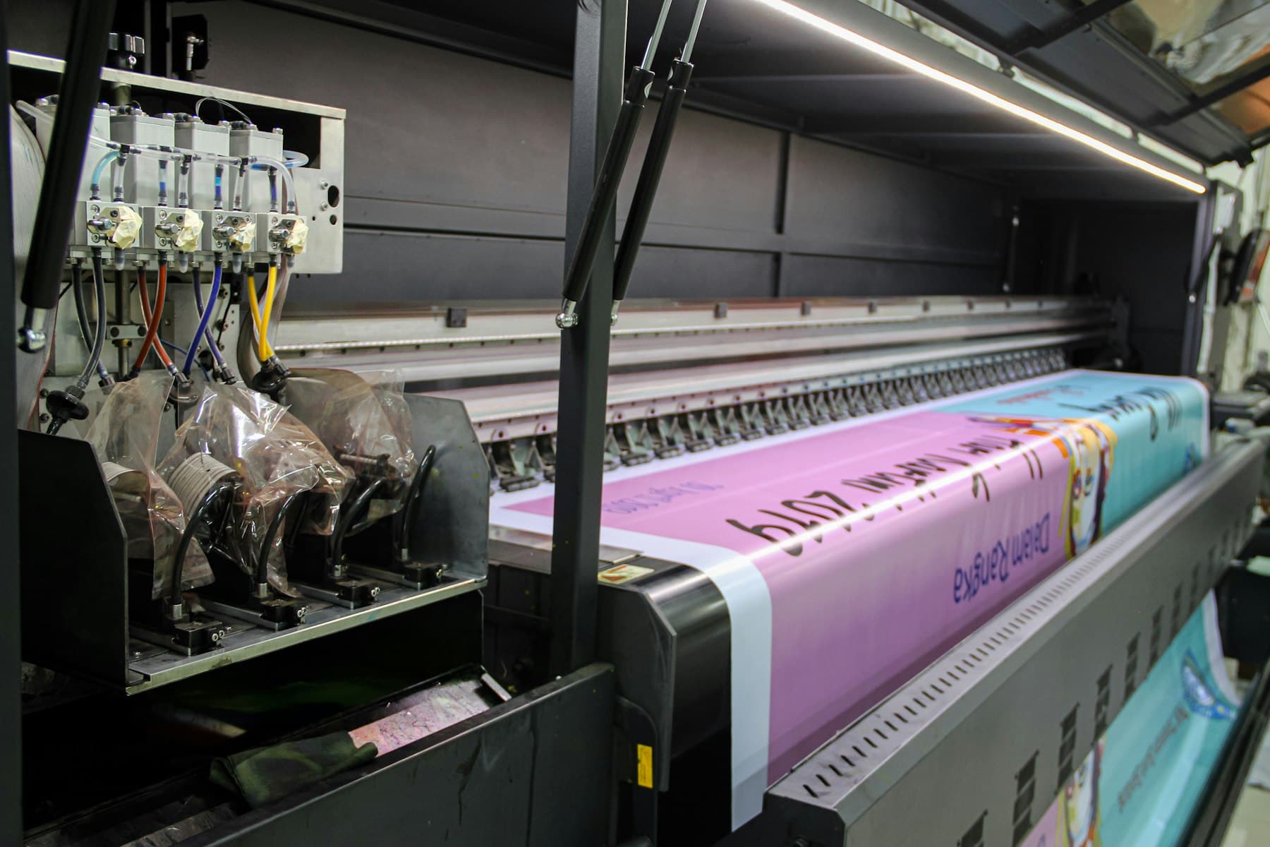 Großformatdrucker druckt ein langes Banner auf Rollenmaterial