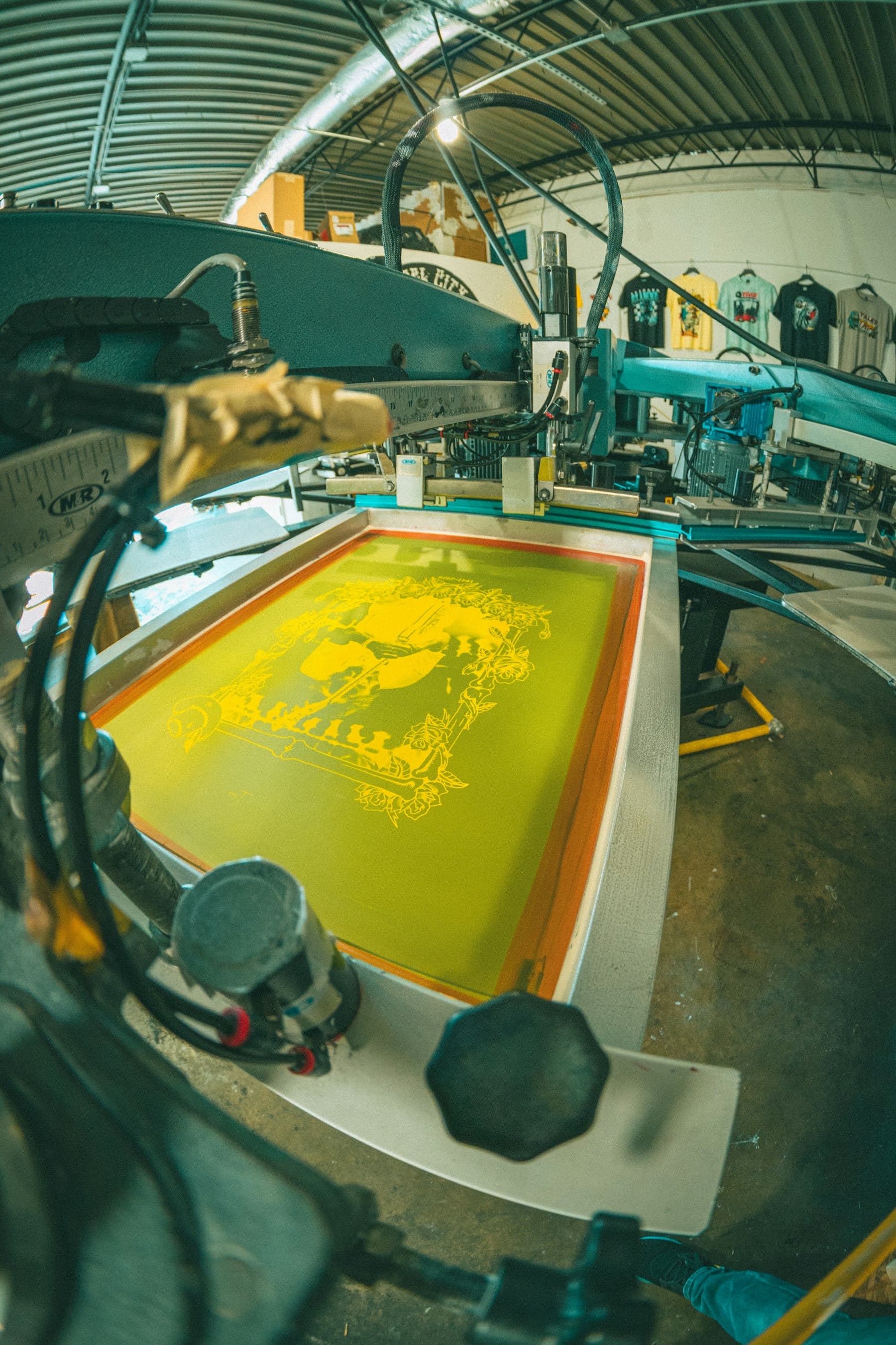 Siebdruckmaschine mit gelber Druckfarbe auf dem Sieb