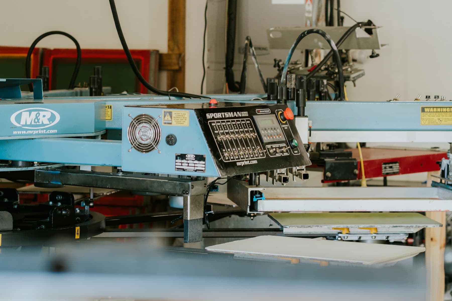 Siebdruckmaschine für Textilien in einer Werkstatt