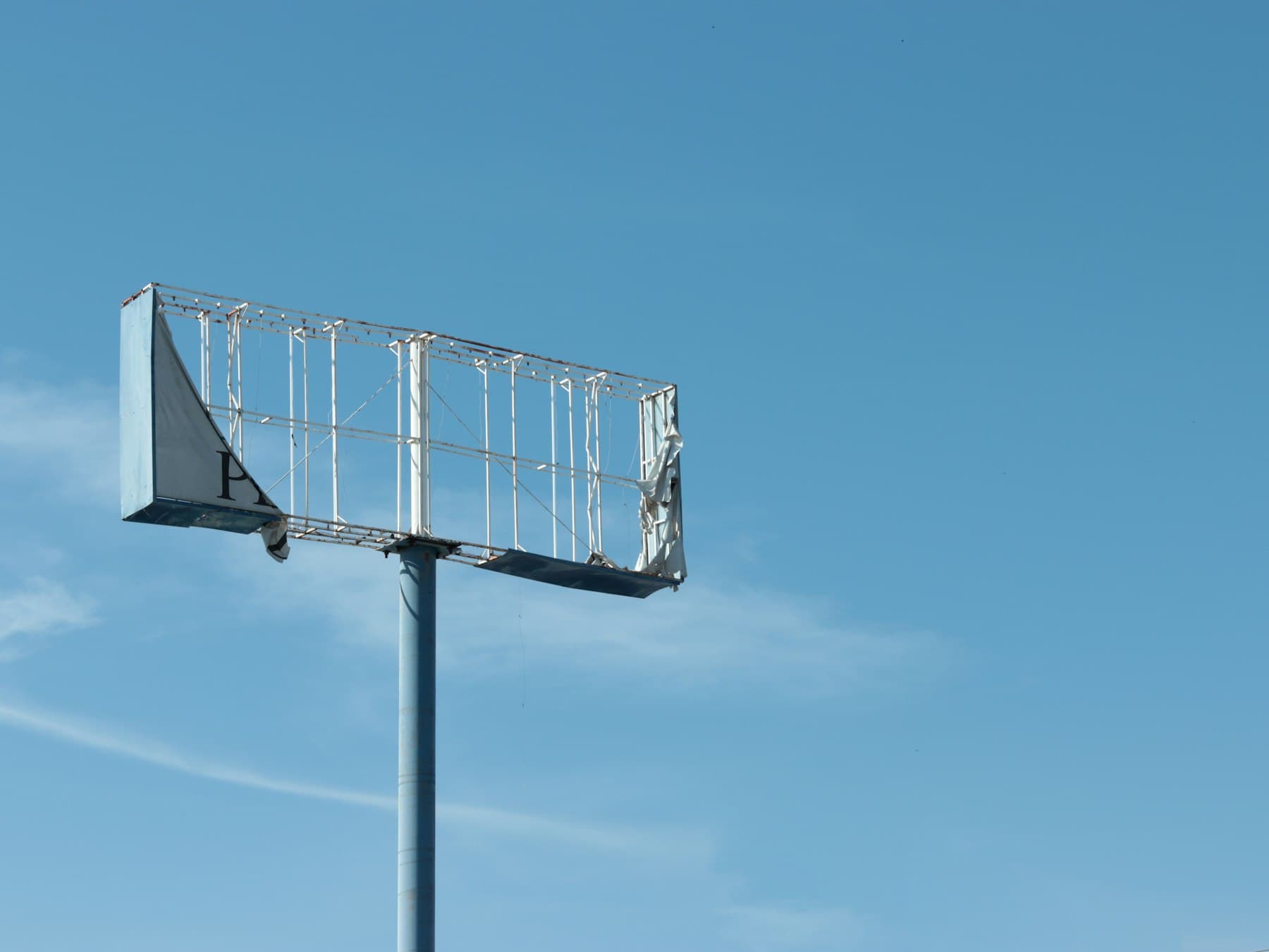 Hoher Werbepylon mit Rahmen vor blauem Himmel