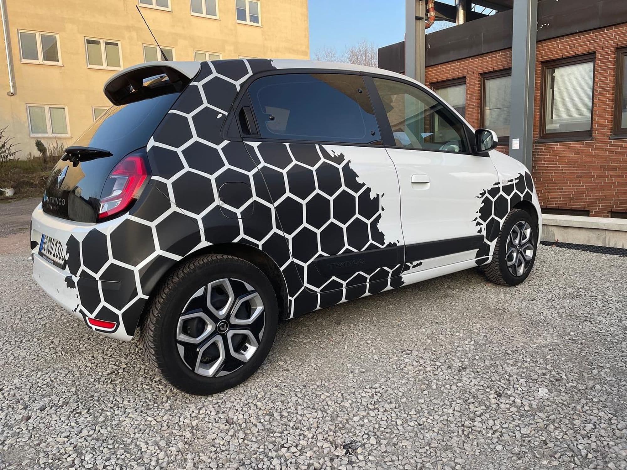 Weißer Renault Twingo mit schwarzer Teilfolierung im Wabenmuster